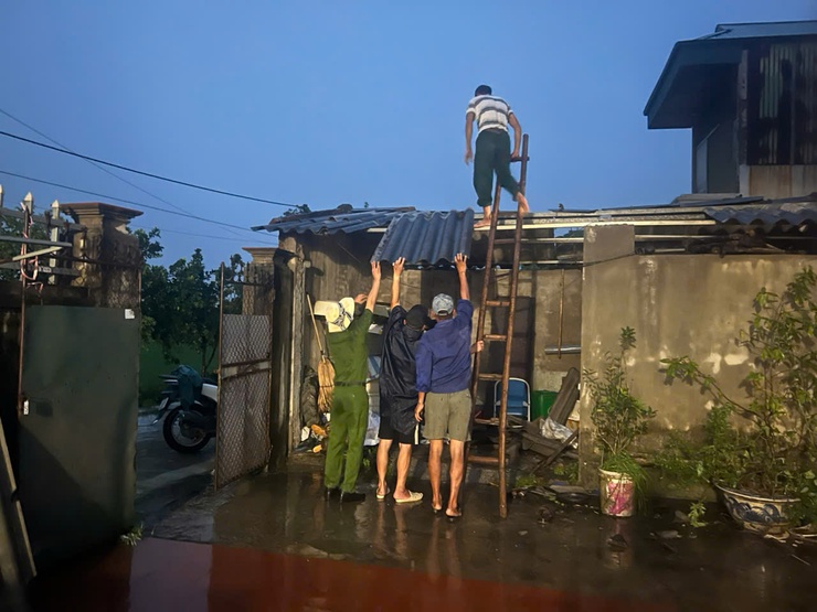 Chính quyền và người dân xã Thanh Oai khẩn trương khắc phục hậu quả mưa giông - ảnh 3