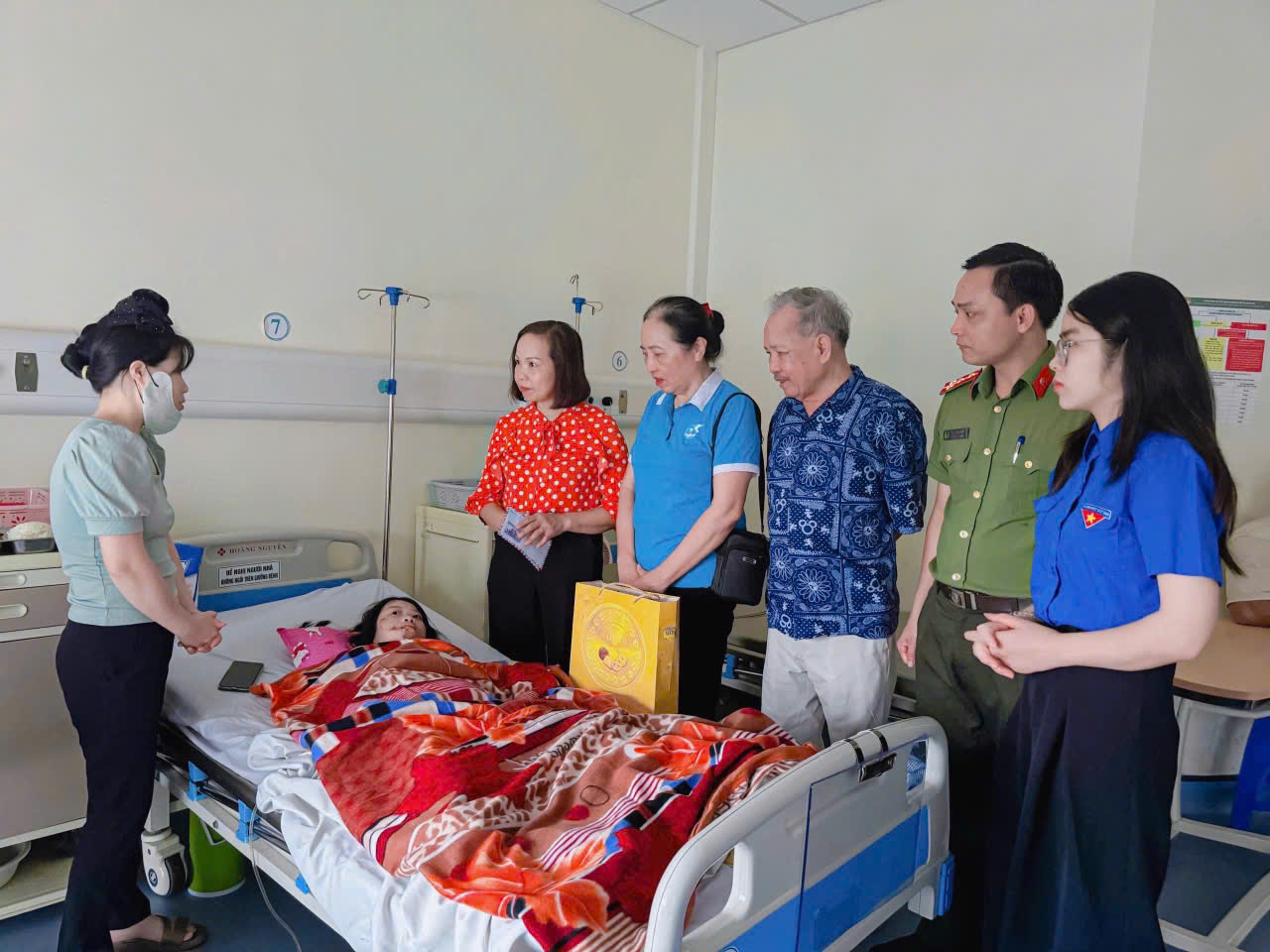 Ủy ban MTTQ phường Dương Nội thăm hỏi, tặng quà cháu nhỏ bị thương do mưa giông - ảnh 2