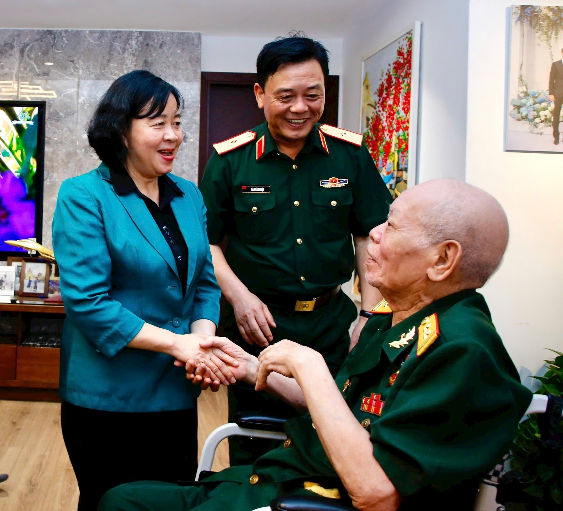 Đồng chí Bí thư Thành ủy Hà Nội Bùi Thị Minh Hoài thăm, tặng quà một số thương binh, gia đình liệt sĩ - ảnh 2