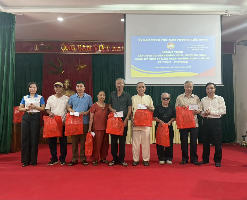 Ủy ban MTTQ Việt Nam phường Kiến Hưng tri ân, trao quà cho các gia đình chính sách - ảnh 4