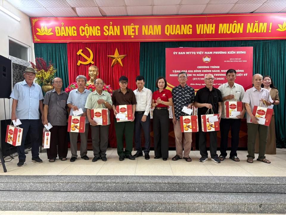 Ủy ban MTTQ Việt Nam phường Kiến Hưng tri ân, trao quà cho các gia đình chính sách - ảnh 6