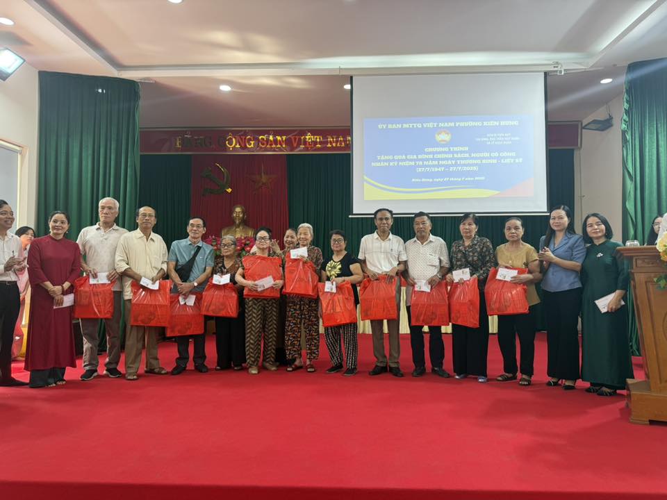 Ủy ban MTTQ Việt Nam phường Kiến Hưng tri ân, trao quà cho các gia đình chính sách - ảnh 3