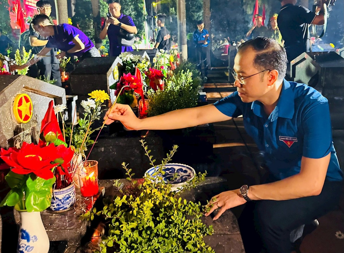 Hàng nghìn người đội mưa thắp nến tri ân các anh hùng liệt sĩ tại Hà Nội - ảnh 2