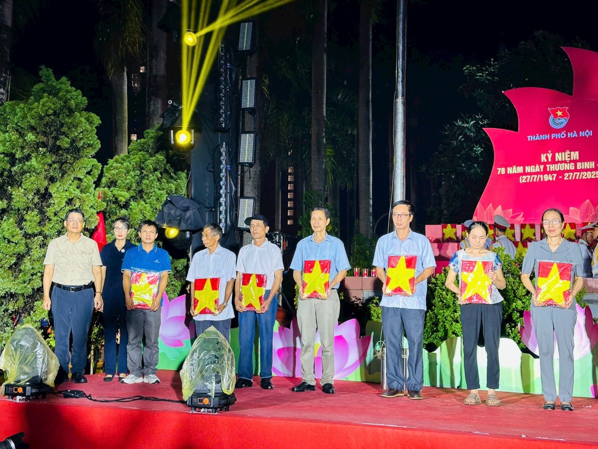 Hàng nghìn người đội mưa thắp nến tri ân các anh hùng liệt sĩ tại Hà Nội - ảnh 1