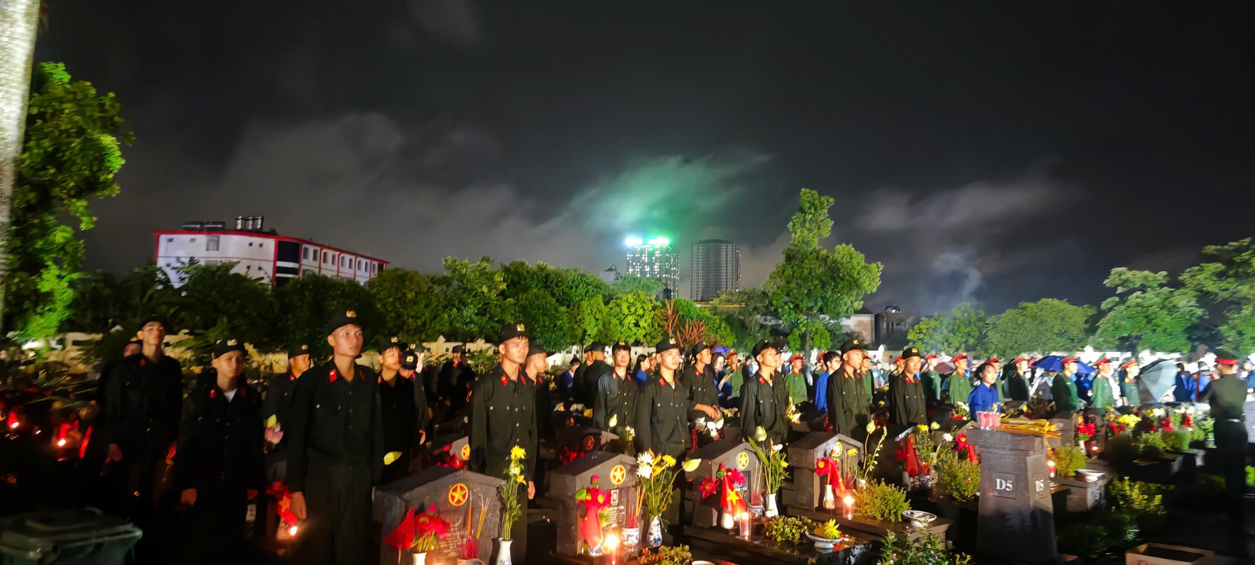 Hàng nghìn người đội mưa thắp nến tri ân các anh hùng liệt sĩ tại Hà Nội - ảnh 3