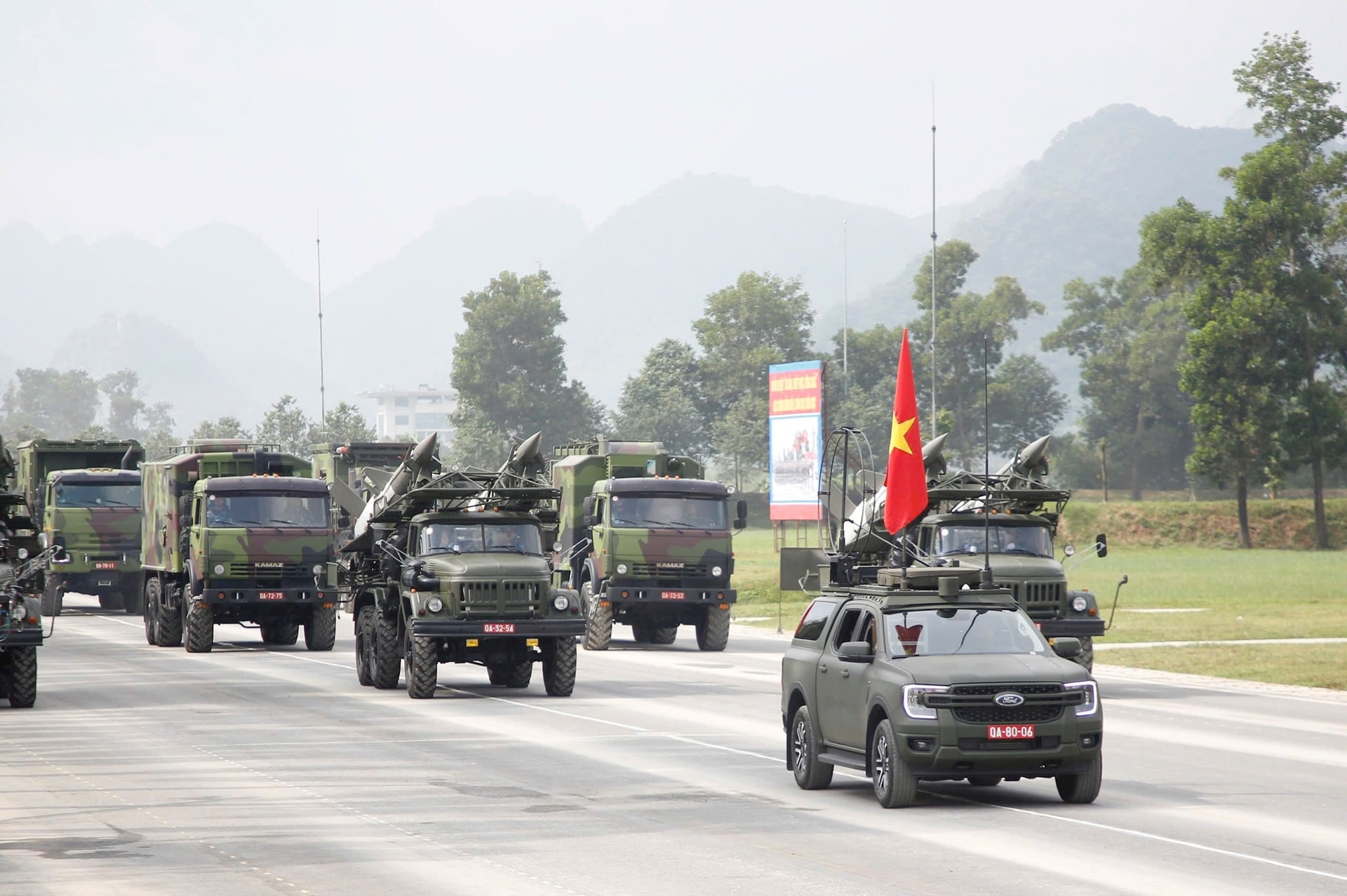 Lãnh đạo Trung ương và TP Hà Nội thăm hỏi, động viên, tặng quà lực lượng tham gia diễu binh, diễu hành - ảnh 1