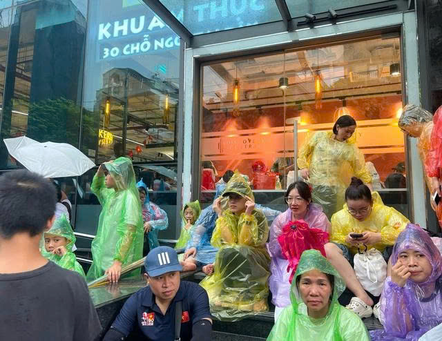 Dòng người háo hức chờ xem tổng hợp luyện diễu binh, diễu hành - ảnh 2