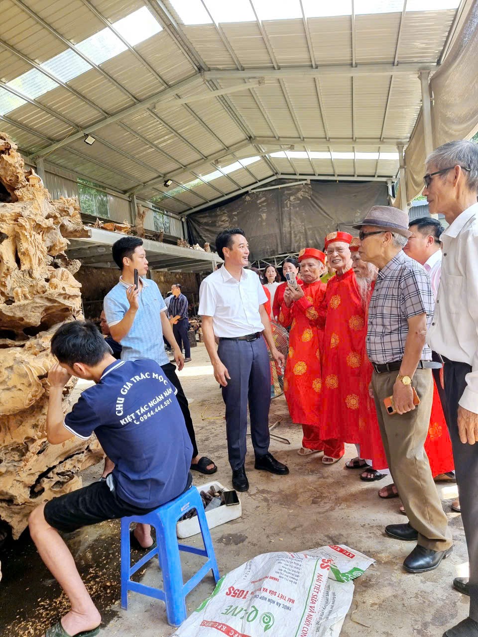 Tác phẩm Non bộ “Cội nguồn” là một “khúc tráng ca” bằng gỗ lũa trai vàng - ảnh 3