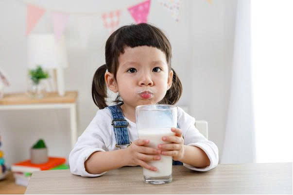 Nhiều cha mẹ Việt mơ hồ khi dùng thực phẩm bổ sung dạng sữa: Cần lưu ý gì khi sử dụng? - ảnh 1
