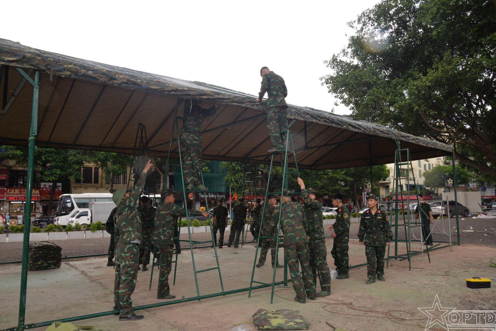 Lắp đặt nhà bạt phục vụ nhân dân xem diễu binh, diễu hành - ảnh 2