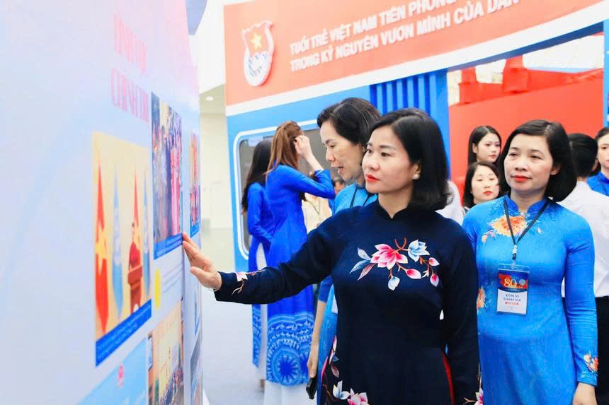 Không gian Triển lãm của Hội LHPN Việt Nam tái hiện hành trình, mốc son chói lọi của phụ nữ Việt Nam - ảnh 2