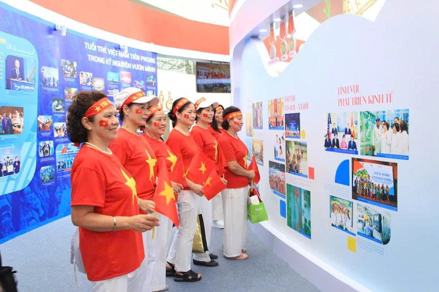 Không gian Triển lãm của Hội LHPN Việt Nam tái hiện hành trình, mốc son chói lọi của phụ nữ Việt Nam - ảnh 4