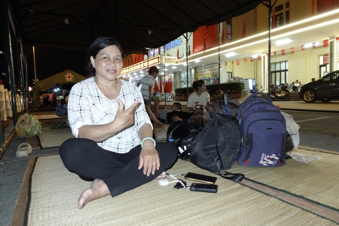  “Biển người” xếp chỗ háo hức chờ xem diễu binh, diễu hành 2/9 - ảnh 4