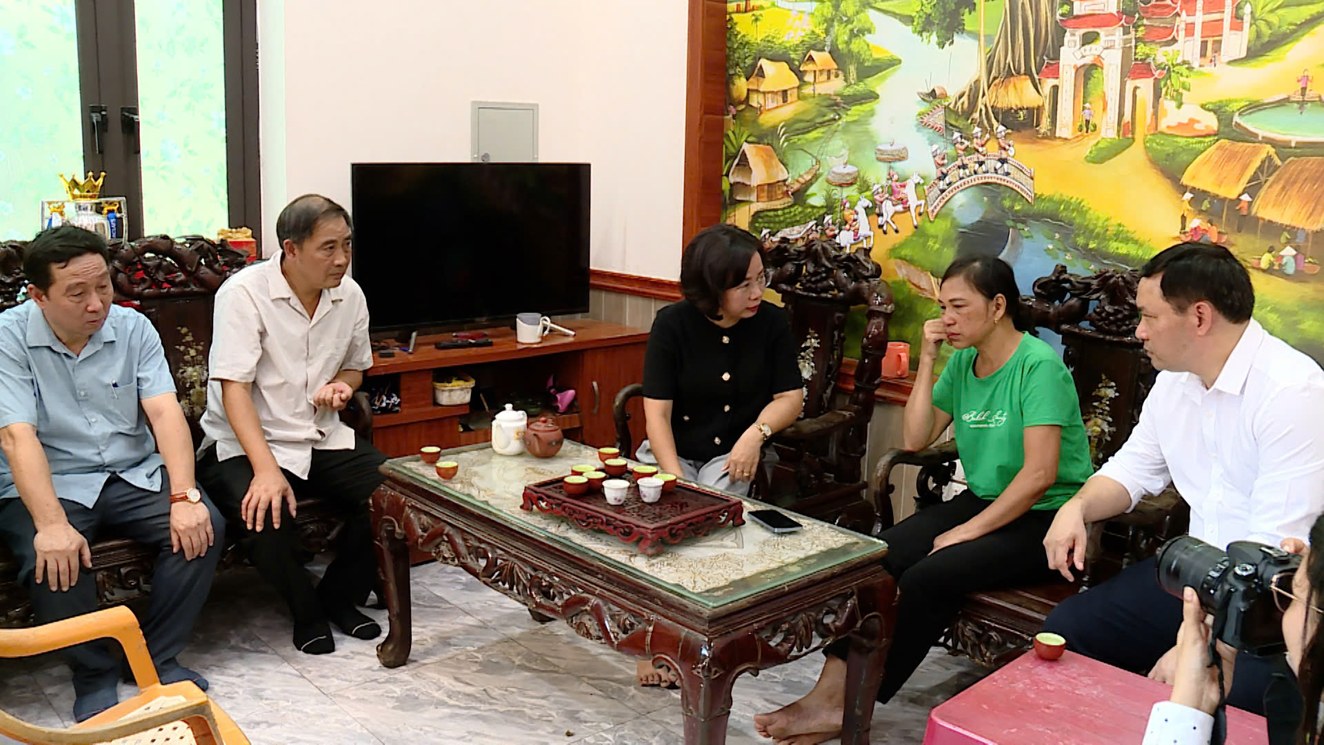 Phó Chủ tịch Thường trực Ủy ban MTTQ Việt Nam Thành phố thăm hỏi, động viên gia đình bị hỏa hoạn tại Thường Tín - ảnh 2