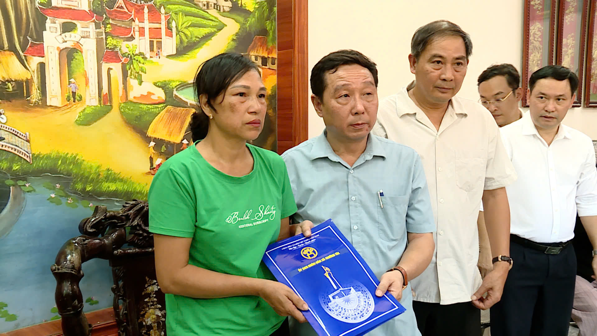 Phó Chủ tịch Thường trực Ủy ban MTTQ Việt Nam Thành phố thăm hỏi, động viên gia đình bị hỏa hoạn tại Thường Tín - ảnh 4
