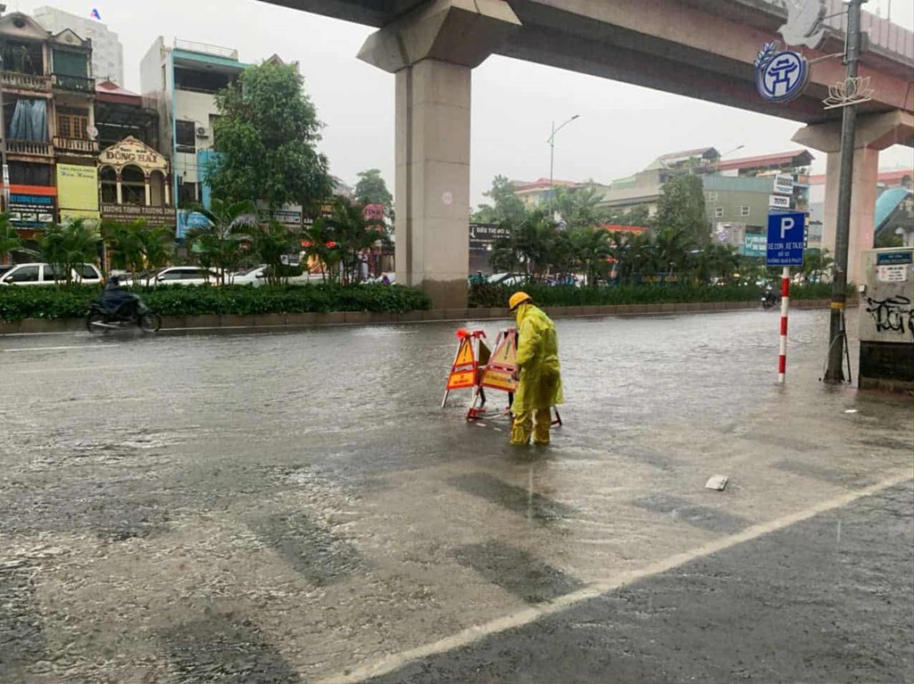Mưa thâu đêm, suốt sáng, nhiều tuyến đường Hà Nội ngập - ảnh 3