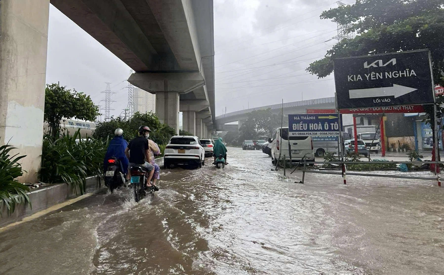 Mưa thâu đêm, suốt sáng, nhiều tuyến đường Hà Nội ngập - ảnh 1
