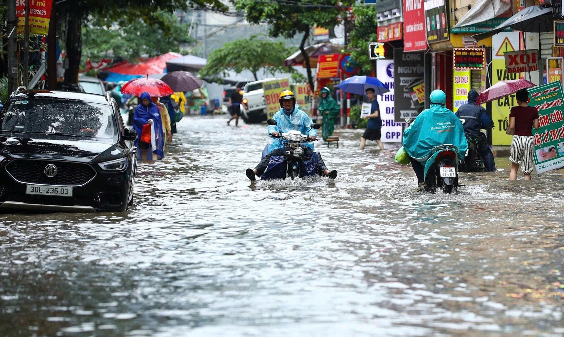  Thủ tướng Phạm Minh Chính chỉ đạo khẩn trương hỗ trợ nhân dân khắc phục hậu quả bão số 10 và mưa lũ - ảnh 1