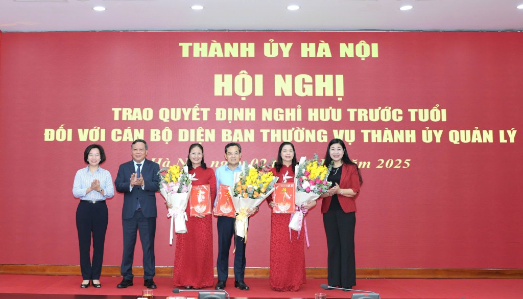Hà Nội trao Quyết định nghỉ hưu trước tuổi đối với cán bộ diện Ban Thường vụ Thành ủy quản lý - ảnh 2