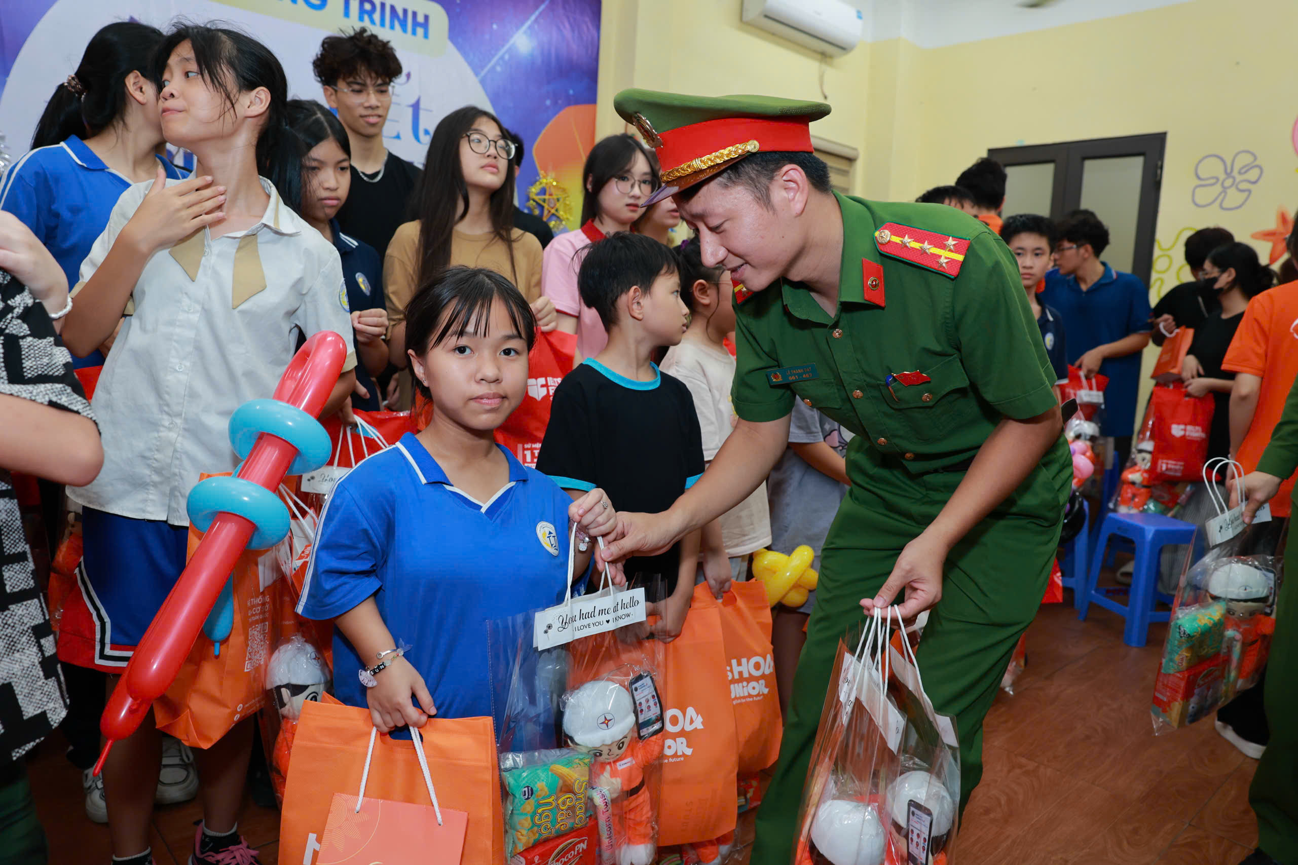 Thiếu nhi phường Đống Đa vui Tết Trung thu với nhiều phần quà ý nghĩa từ tổ chức Đoàn - ảnh 7