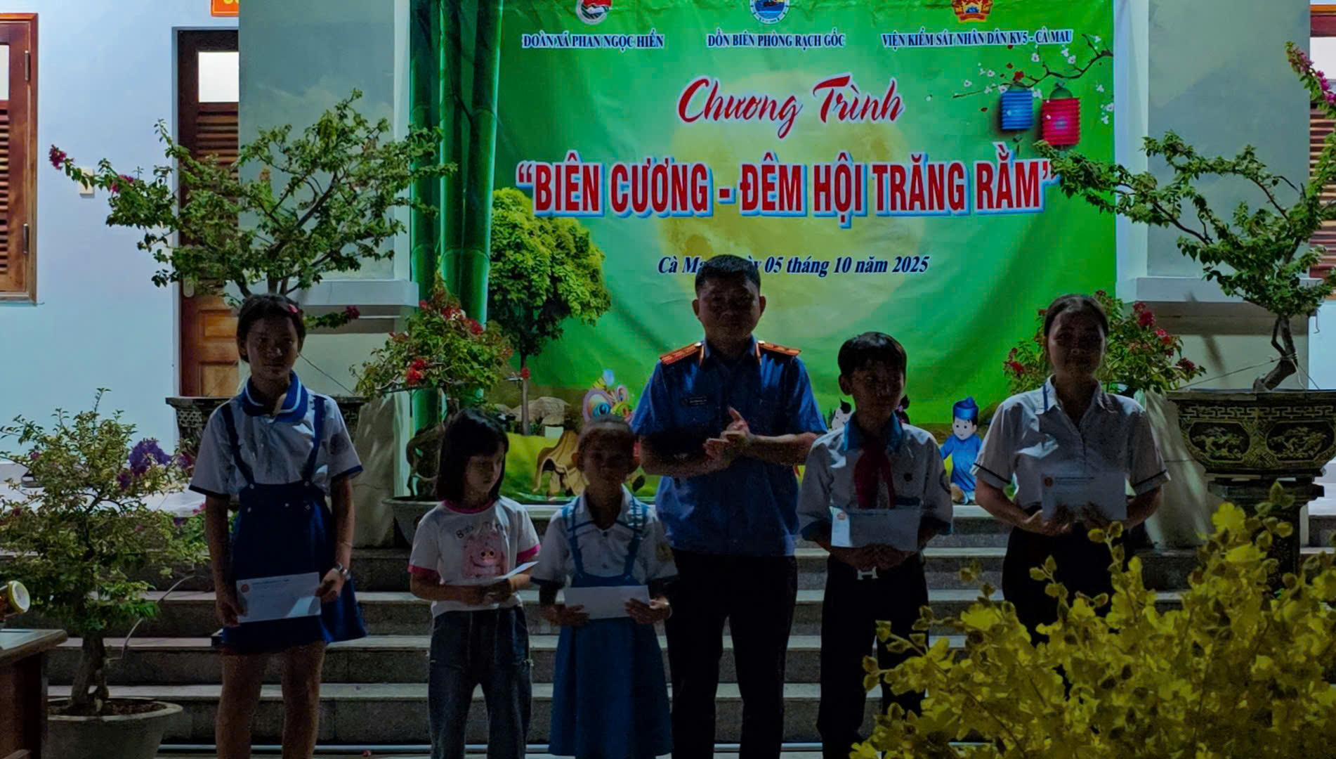 Ấm áp trung Thu nơi cực Nam tổ quốc - ảnh 4