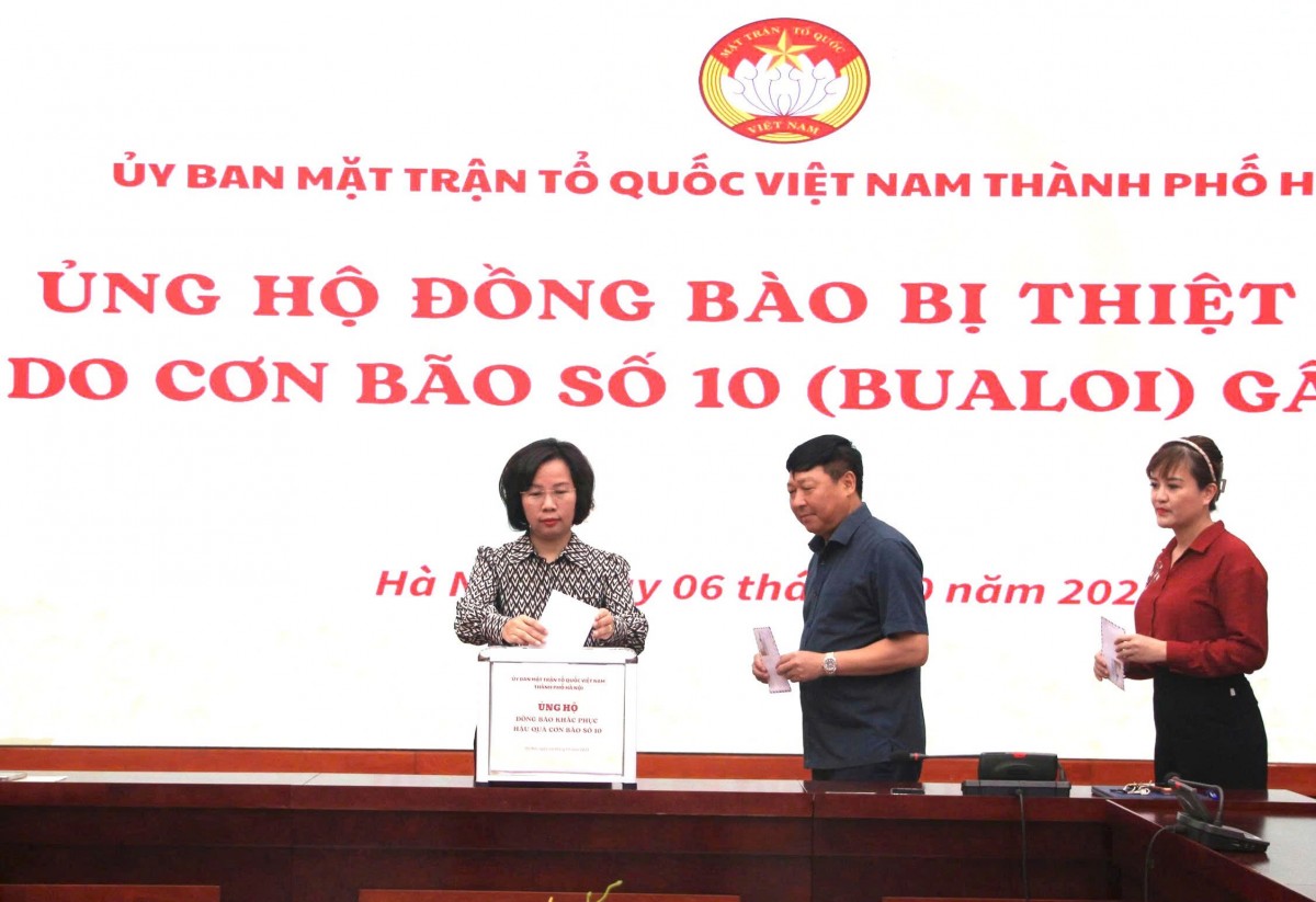Cơ quan Ủy ban MTTQ Việt Nam Thành phố Hà Nội ủng hộ đồng bào bị thiệt hại do bão số 10 - ảnh 2