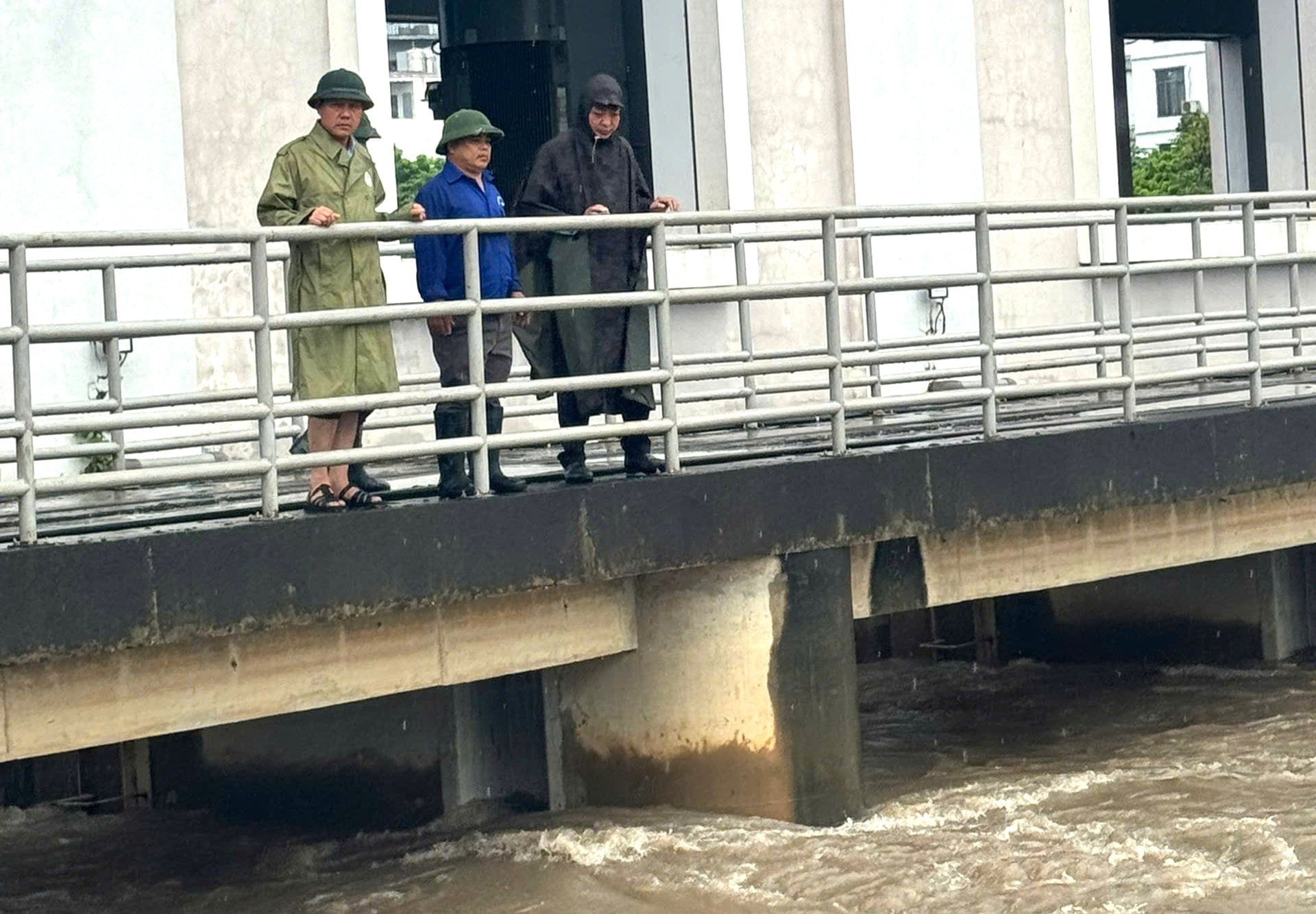 Phó Chủ tịch UBND thành phố Hà Nội Nguyễn Mạnh Quyền kiểm tra hiện trường, chỉ đạo tập trung cao độ ứng phó mưa, lũ - ảnh 2