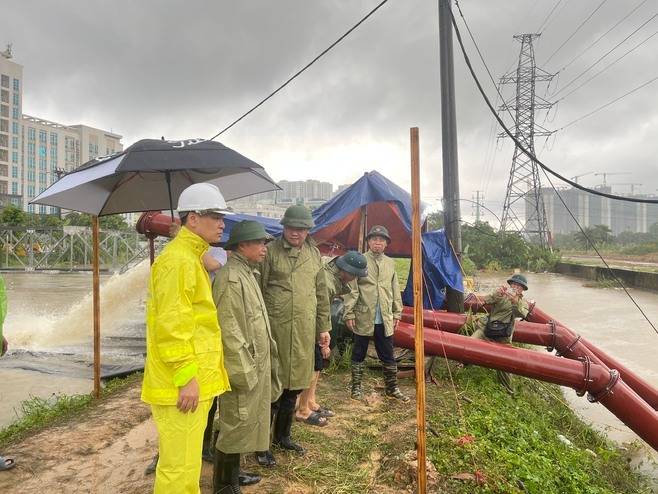 Phó Chủ tịch UBND thành phố Hà Nội Nguyễn Mạnh Quyền kiểm tra hiện trường, chỉ đạo tập trung cao độ ứng phó mưa, lũ - ảnh 1