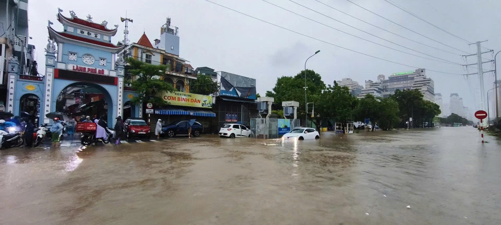  Hà Nội mưa trắng trời kéo dài, nhiều tuyến phố ngập sâu - ảnh 1