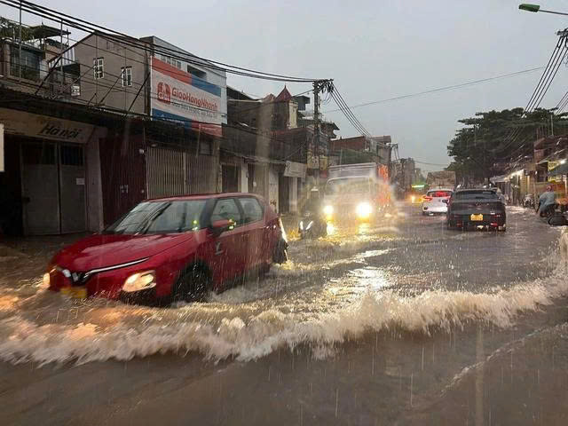  Hà Nội mưa trắng trời kéo dài, nhiều tuyến phố ngập sâu - ảnh 3
