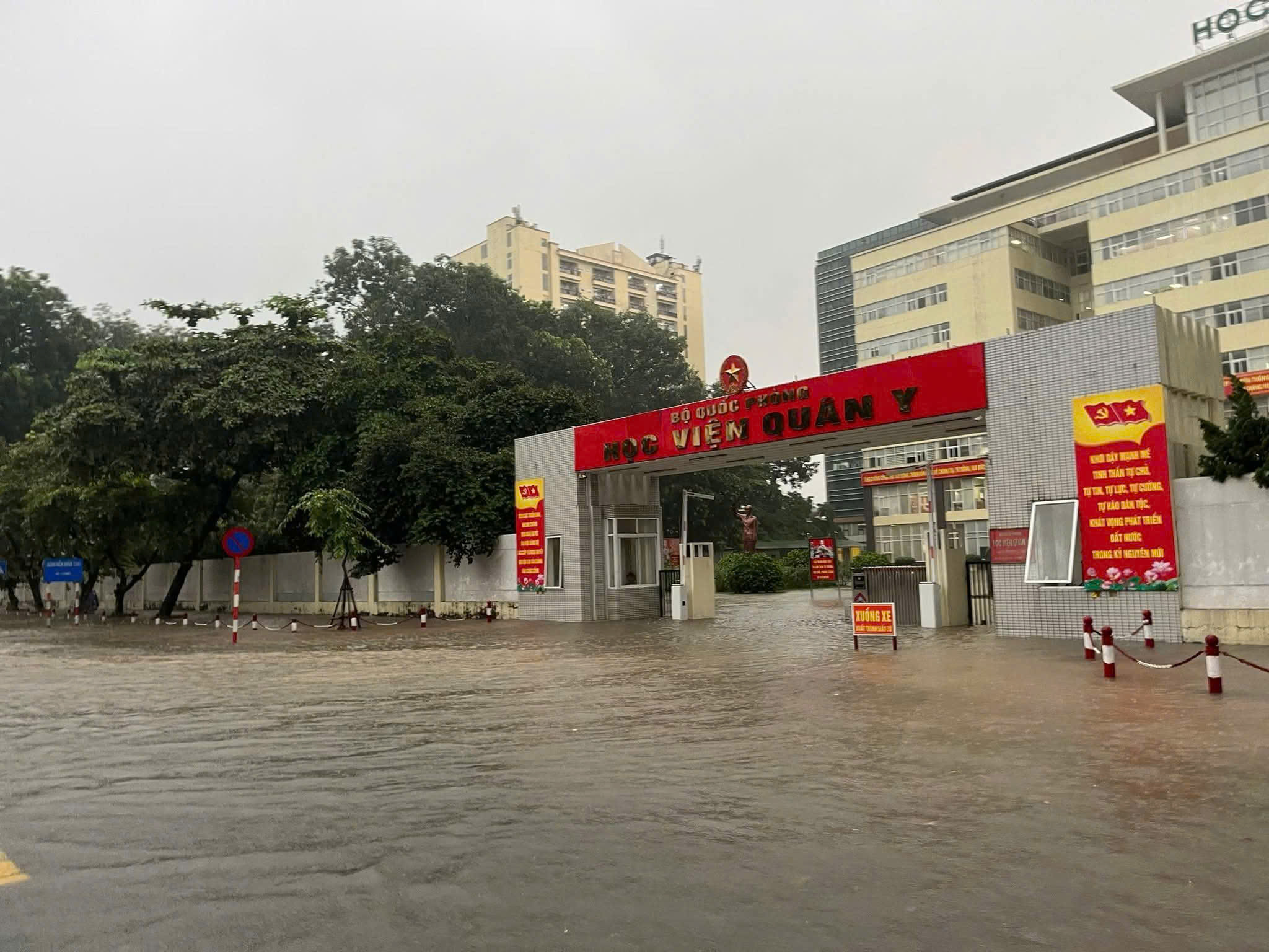 Một số hình ảnh đường ngập sâu sau trận mưa lớn tại phường Hà Đông - ảnh 5