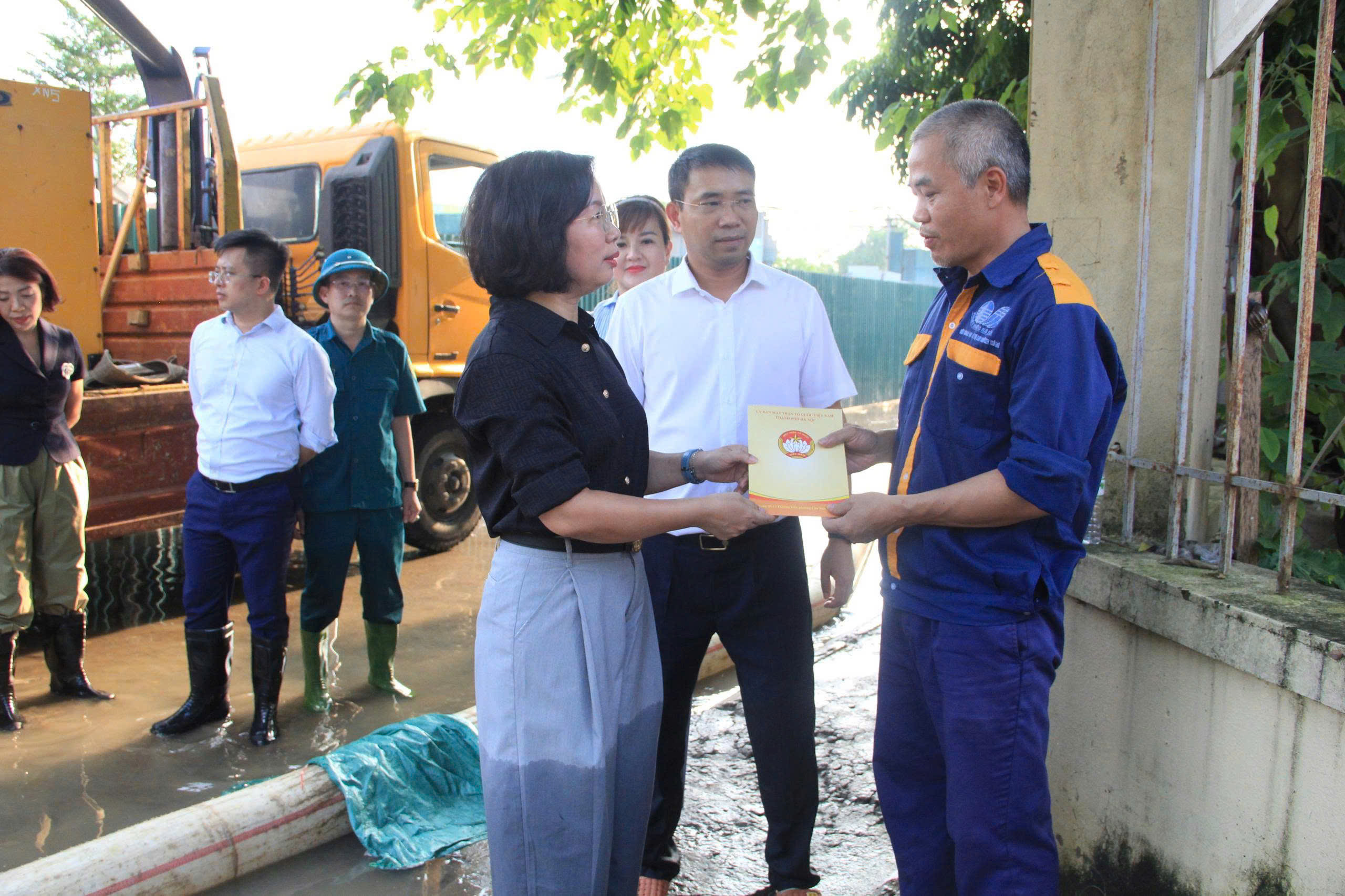 Lãnh đạo Ủy ban MTTQ Việt Nam thành phố Hà Nội thăm, tặng quà động viên người dân phường Từ Liêm ảnh hưởng do mưa bão - ảnh 4