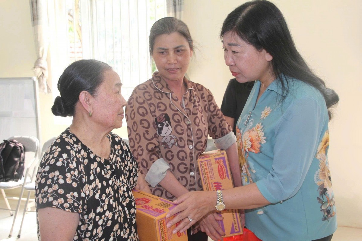 Chủ tịch Ủy ban MTTQ Việt Nam thành phố Hà Nội trao quà hỗ trợ người dân Tây Mỗ bị ảnh hưởng mưa bão - ảnh 1