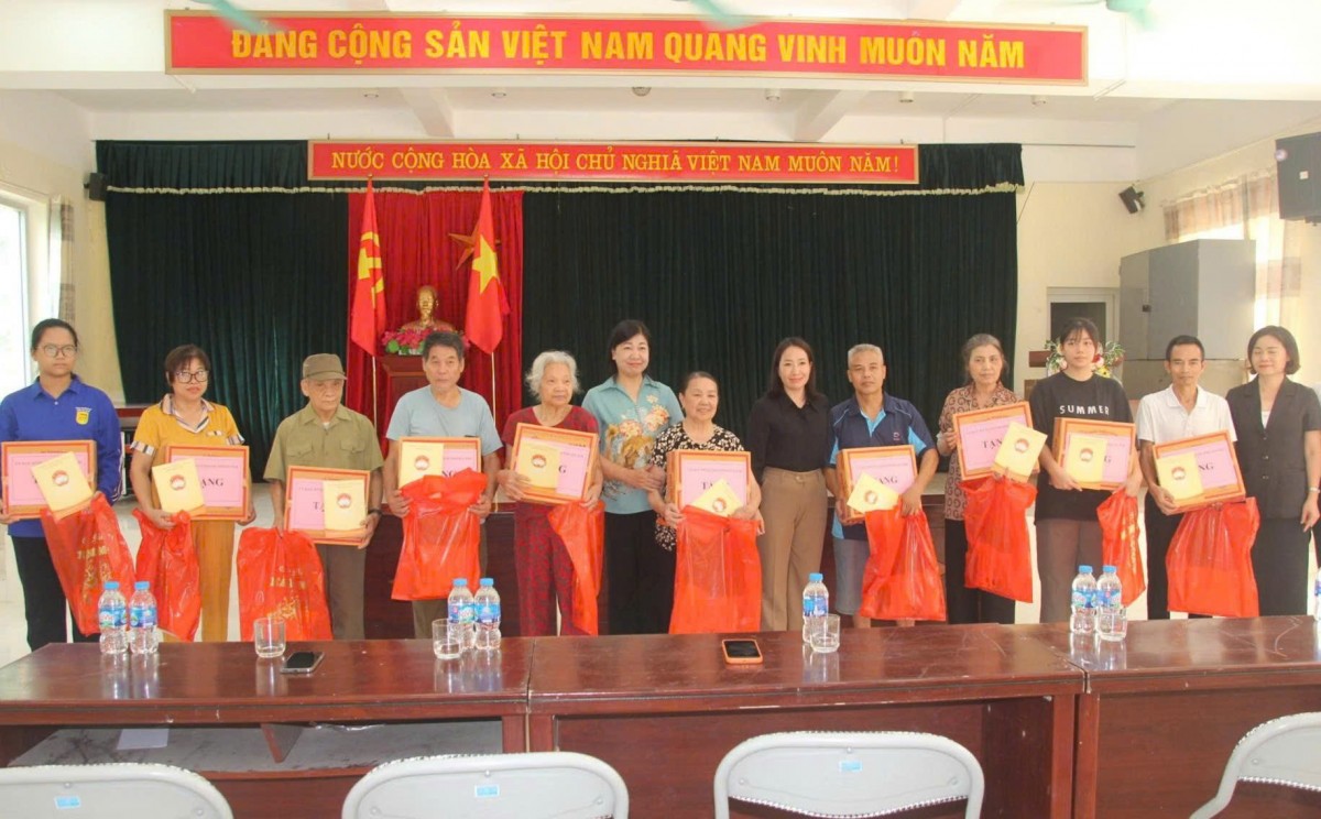 Chủ tịch Ủy ban MTTQ Việt Nam thành phố Hà Nội trao quà hỗ trợ người dân Tây Mỗ bị ảnh hưởng mưa bão - ảnh 2