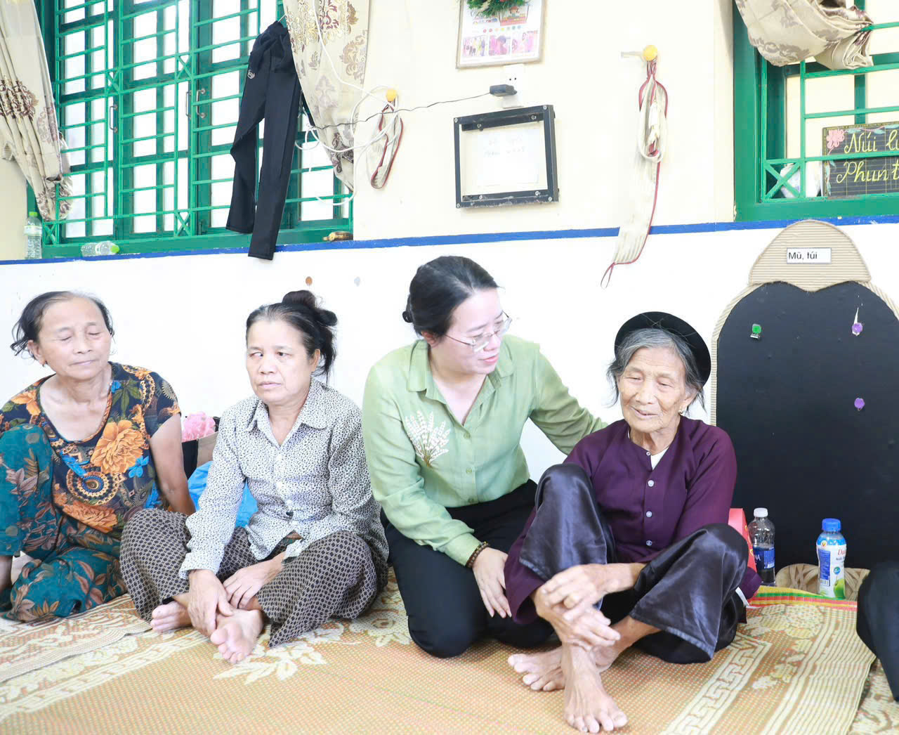 Lãnh đạo Ủy ban MTTQ Việt Nam Thành phố sẻ chia khó khăn cùng người dân bị ảnh hưởng do mưa lũ tại các xã Trung Giã và Đa Phúc - ảnh 4