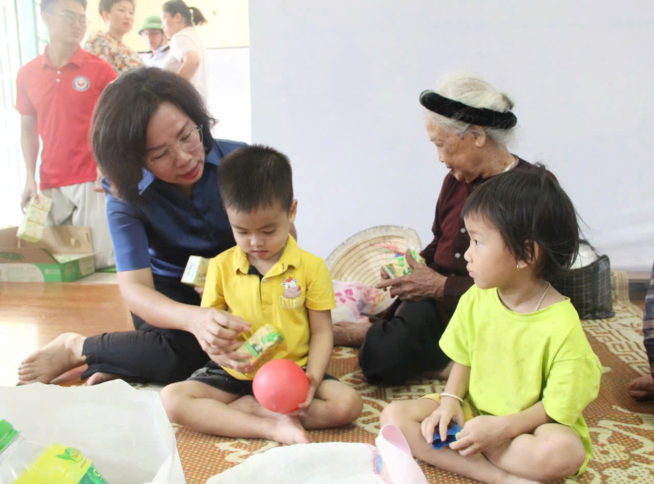 Lãnh đạo Ủy ban MTTQ Việt Nam Thành phố sẻ chia khó khăn cùng người dân bị ảnh hưởng do mưa lũ tại các xã Trung Giã và Đa Phúc - ảnh 1