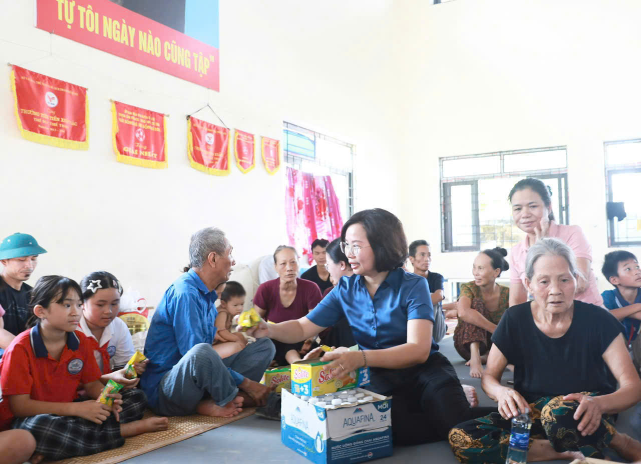 Lãnh đạo Ủy ban MTTQ Việt Nam Thành phố sẻ chia khó khăn cùng người dân bị ảnh hưởng do mưa lũ tại các xã Trung Giã và Đa Phúc - ảnh 3
