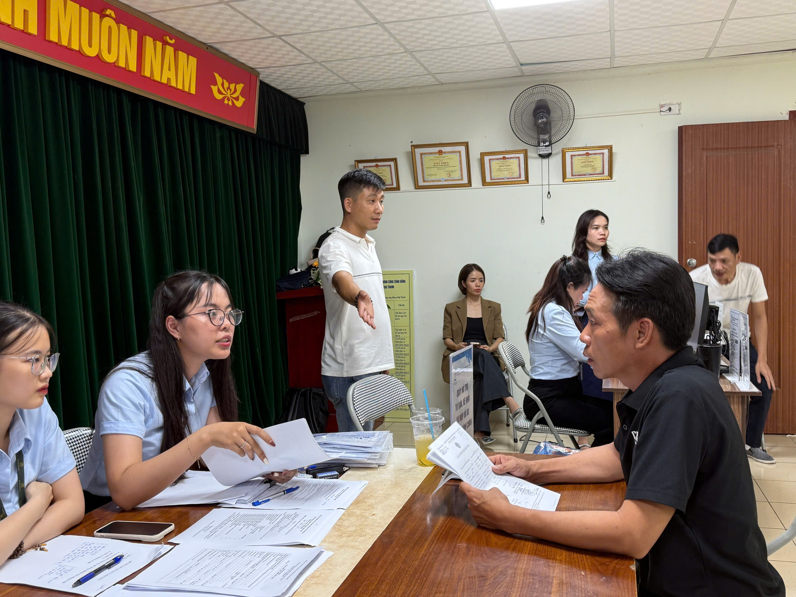 Từ 10/10, người dân có thể đến điểm phục vụ tại chung cư đang sinh sống để làm hồ sơ đất đai - ảnh 1