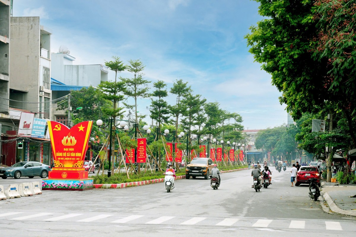 Không khí phấn khởi, rộn ràng từ đường phố đến lòng người trước thềm Đại hội Đảng bộ Thành phố - ảnh 1