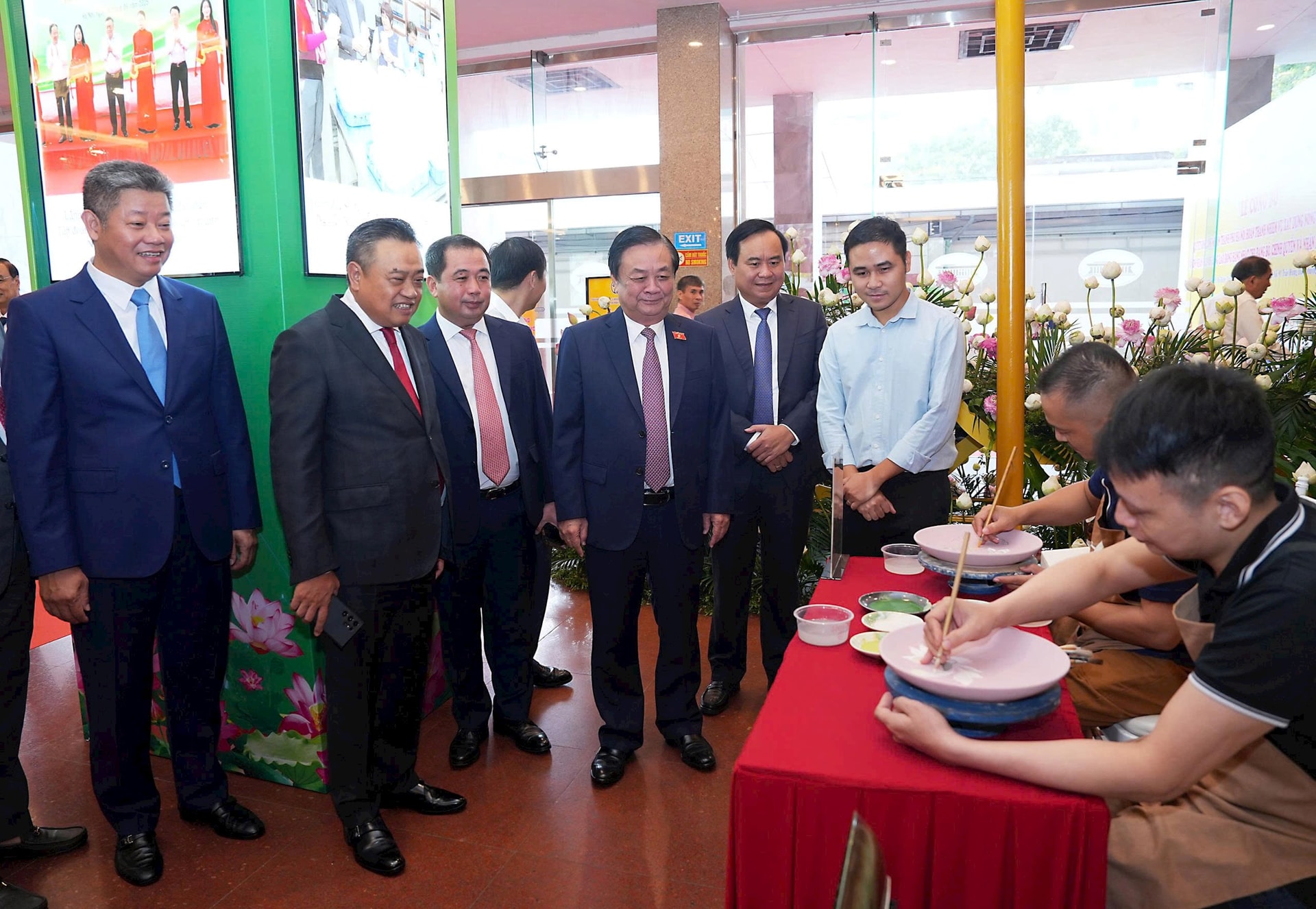 Hà Nội thực hiện thắng lợi Nghị quyết Đại hội XVII góp phần tạo thế và lực mới, vững bước tiến vào kỷ nguyên mới của dân tộc - ảnh 2