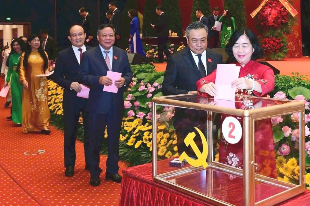 Đồng chí Bùi Thị Minh Hoài, Ủy viên Bộ Chính trị, Bí thư Thành ủy Hà Nội khóa XVII trúng cử với số phiếu cao nhất 99,27% - ảnh 1