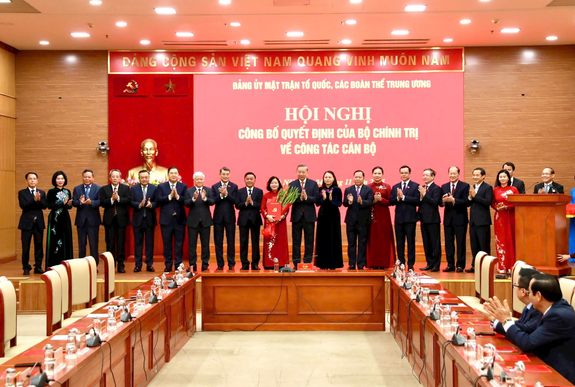 Tổng Bí thư Tô Lâm trao quyết định về công tác cán bộ cho đồng chí Bùi Thị Minh Hoài - ảnh 2