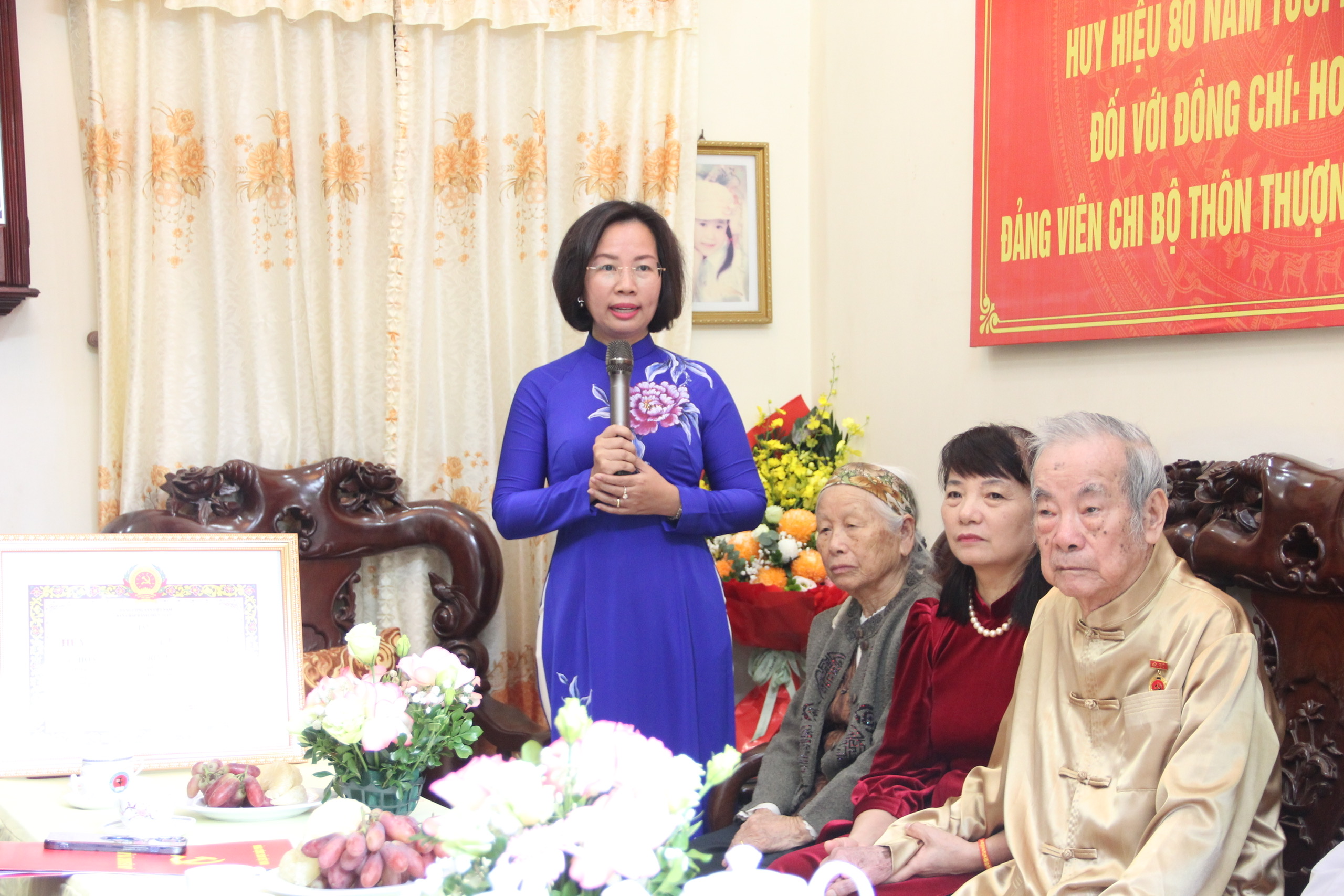 Đồng chí Bùi Huyền Mai - Chủ tịch Ủy ban MTTQ Việt Nam thành phố Hà Nội trao Huy hiệu 80 năm tuổi Đảng tặng cụ Hoàng Quang Trịnh - ảnh 1