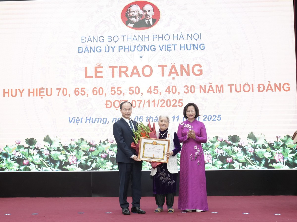 68 đảng viên phường Việt Hưng vinh dự được trao tặng Huy hiệu Đảng - ảnh 2