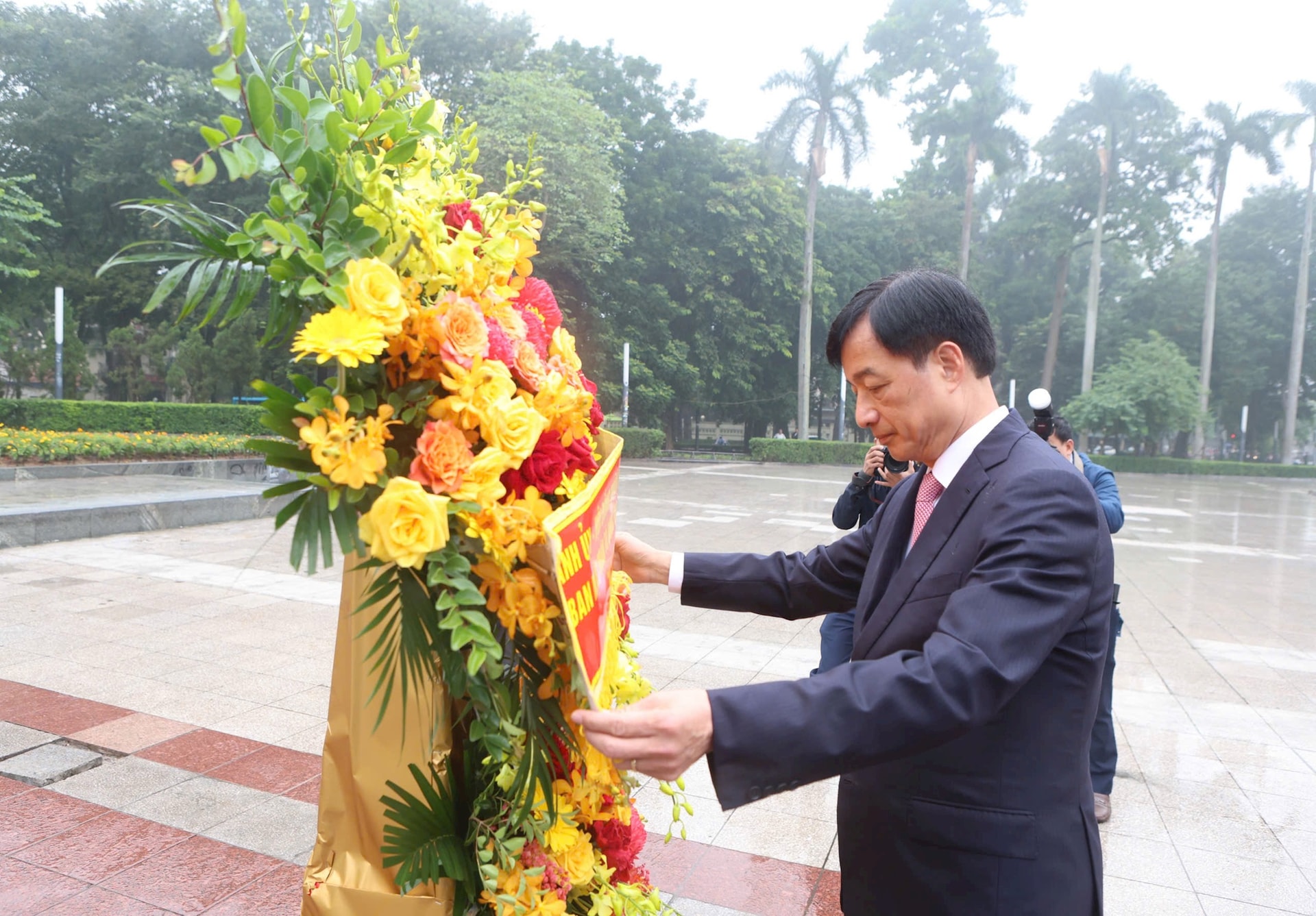 Lãnh đạo thành phố Hà Nội dâng hoa kỷ niệm 108 năm Cách mạng Tháng Mười Nga - ảnh 2