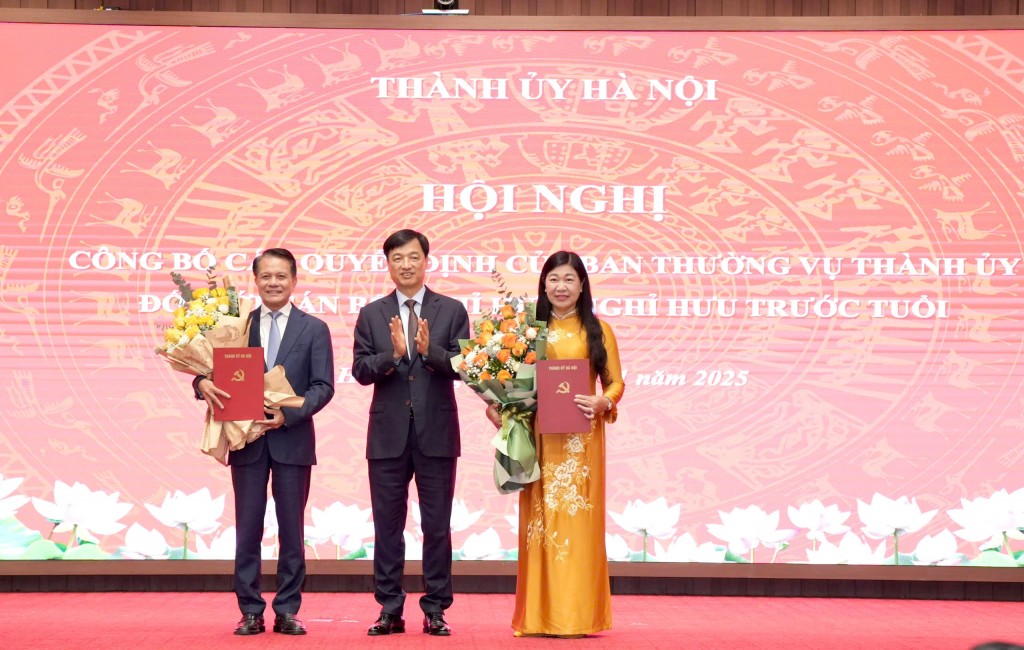 Thành ủy Hà Nội trao Quyết định nghỉ hưu cho đồng chí Hoàng Trọng Quyết và đồng chí Nguyễn Lan Hương - ảnh 1