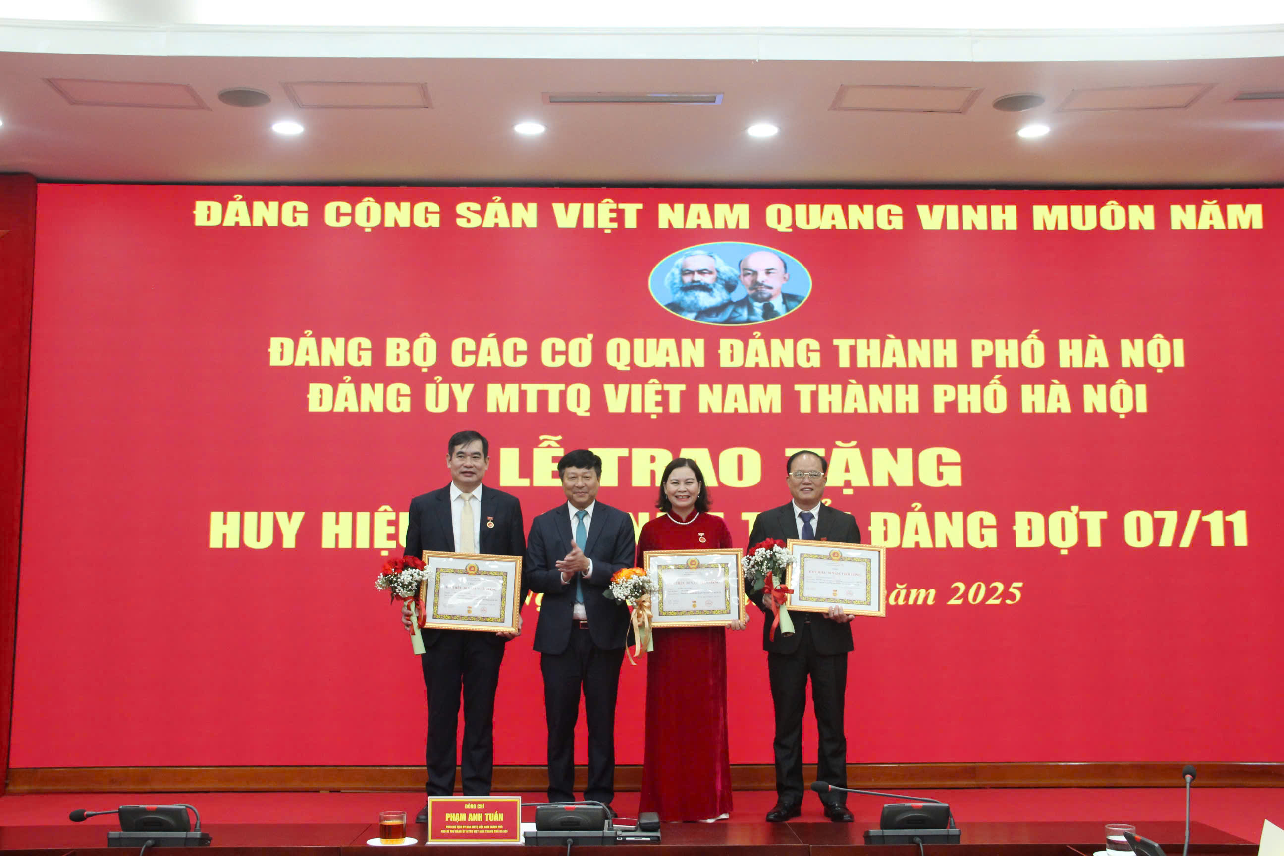 Đảng bộ MTTQ Việt Nam thành phố Hà Nội trao tặng Huy hiệu 65 năm và 30 năm tuổi Đảng - ảnh 2