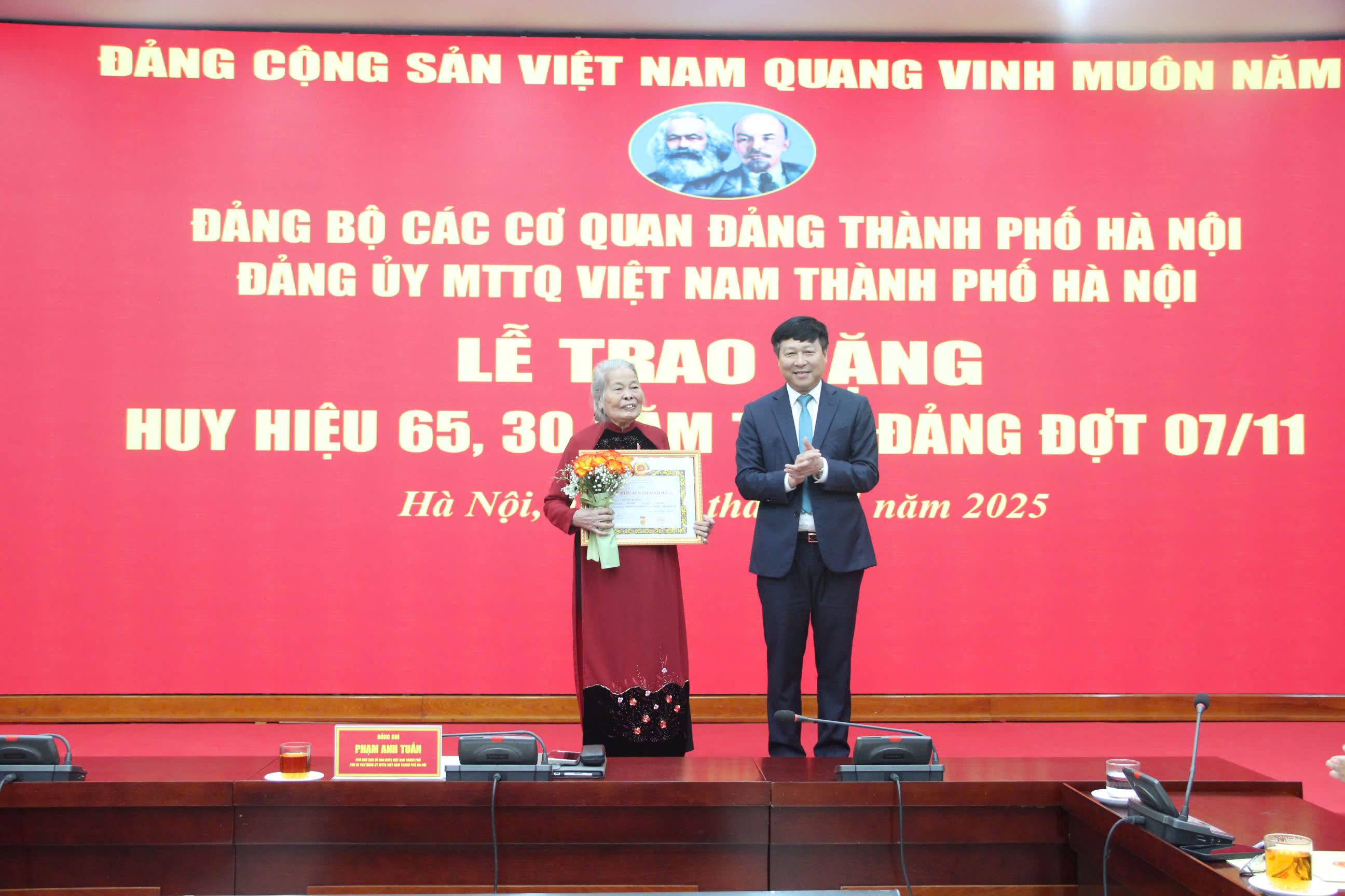 Đảng bộ MTTQ Việt Nam thành phố Hà Nội trao tặng Huy hiệu 65 năm và 30 năm tuổi Đảng - ảnh 3