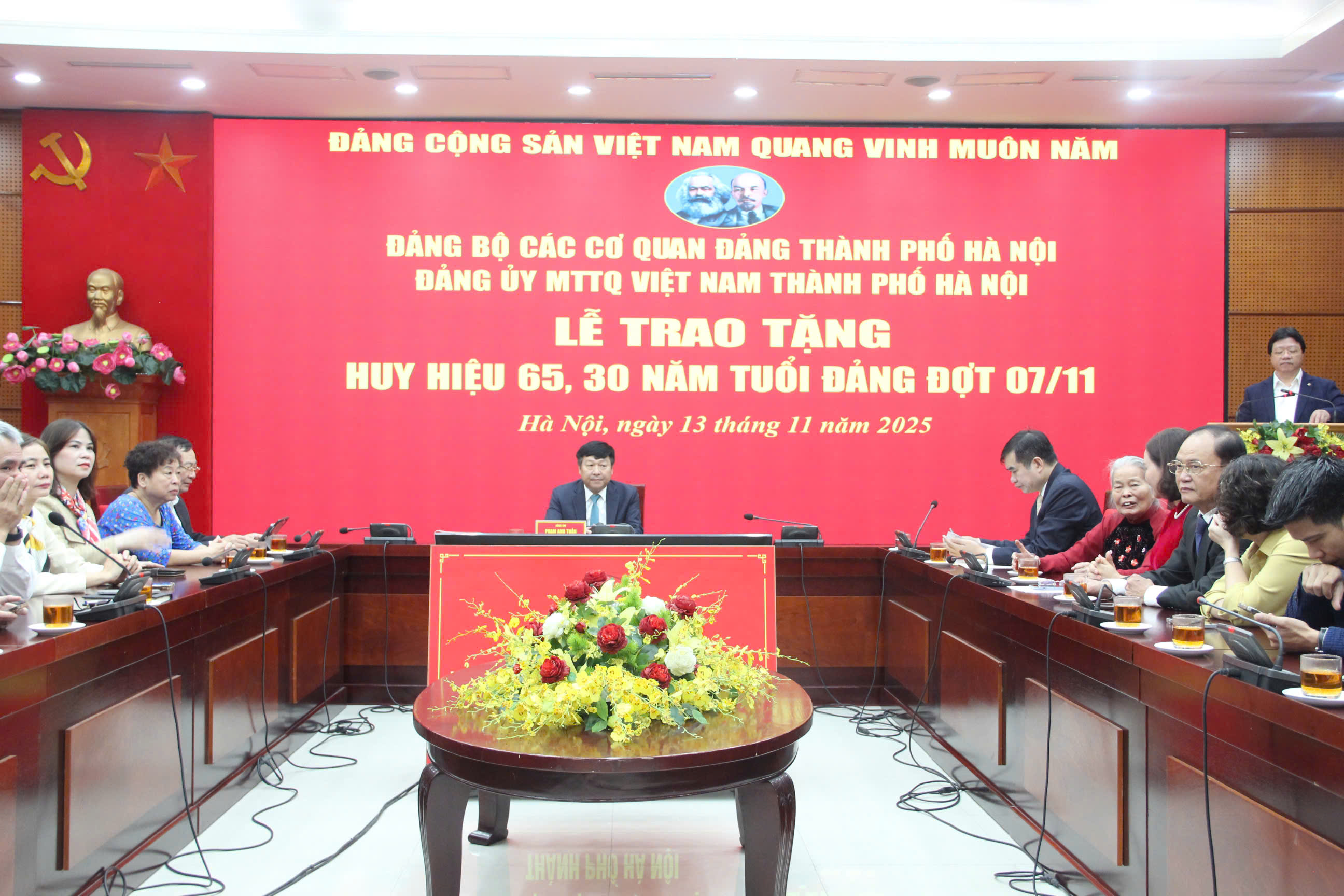 Đảng bộ MTTQ Việt Nam thành phố Hà Nội trao tặng Huy hiệu 65 năm và 30 năm tuổi Đảng - ảnh 1