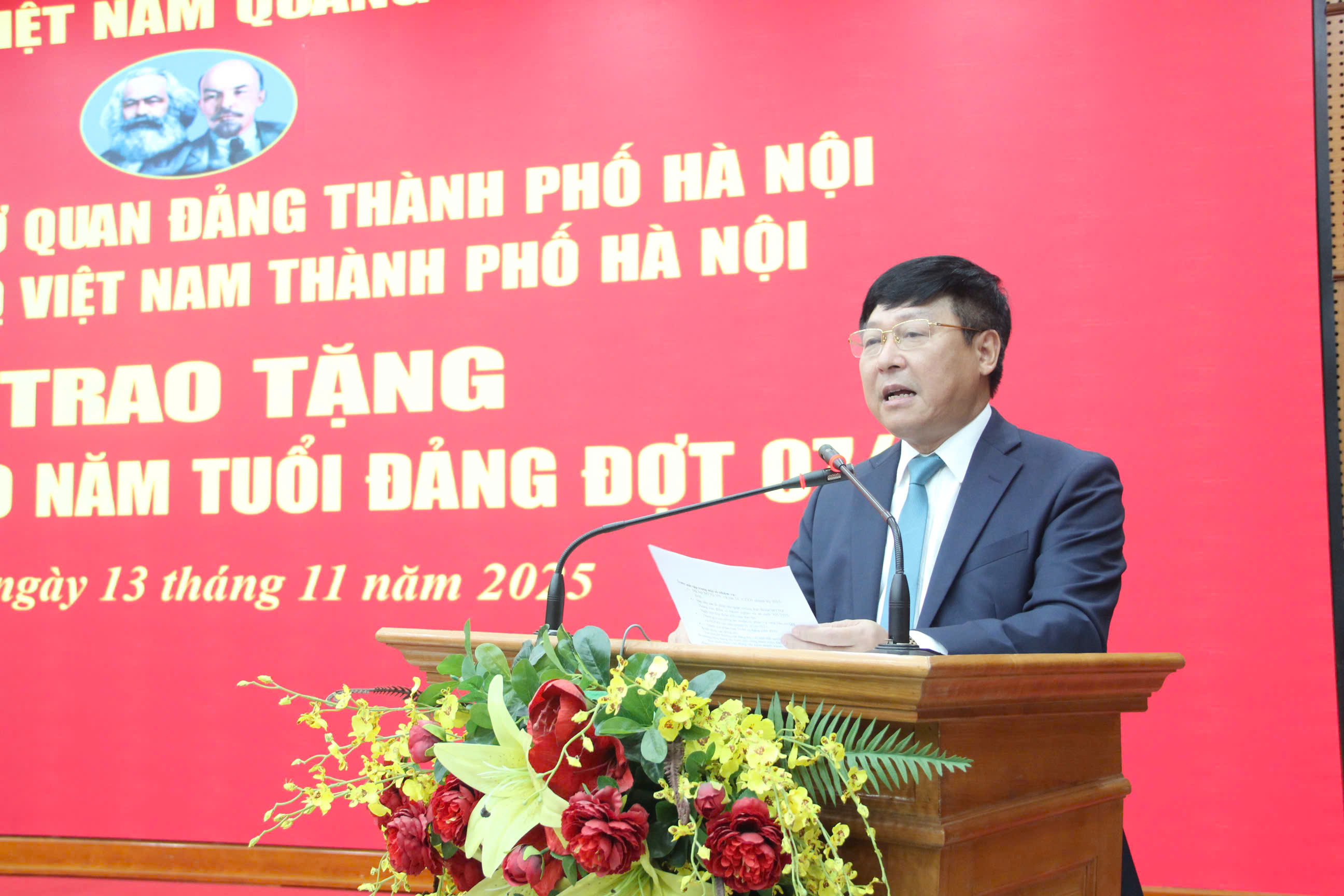 Đảng bộ MTTQ Việt Nam thành phố Hà Nội trao tặng Huy hiệu 65 năm và 30 năm tuổi Đảng - ảnh 4